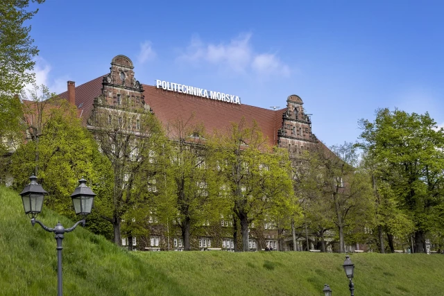 https://80lat.pm.szczecin.pl/uploads/home/Politechnika_Morska_budynek_2026_wiosna2.webp
