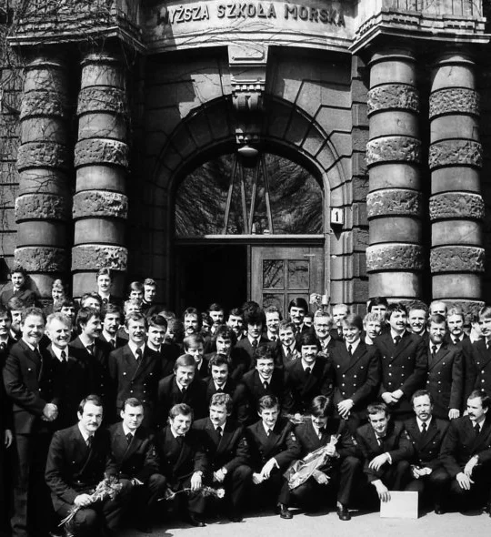 https://80lat.pm.szczecin.pl/uploads/slider/WSM_Szczecin_absolwenci_wejscieWEBP.webp